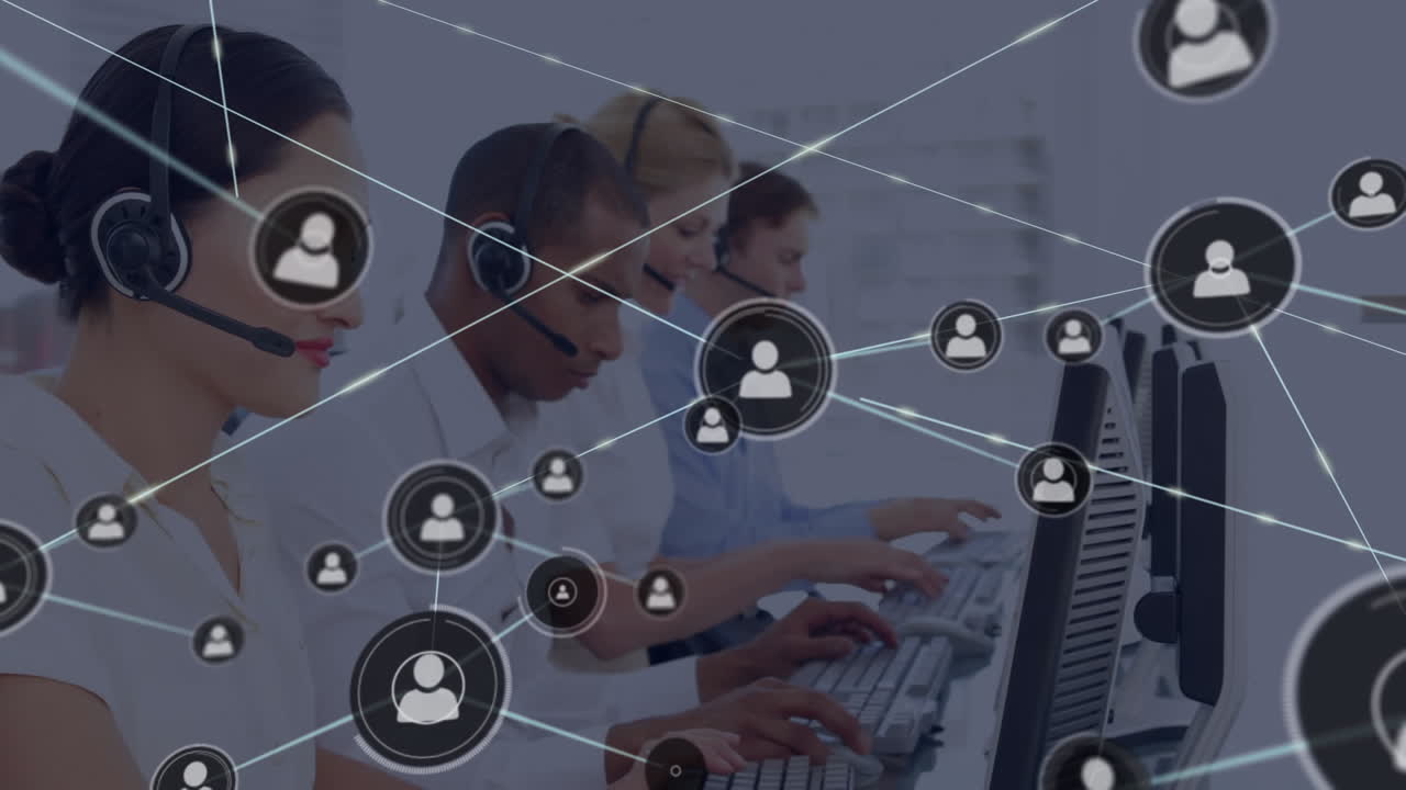 animación de una red de iconos de perfiles contra un equipo de diversos colegas que trabajan en la oficina