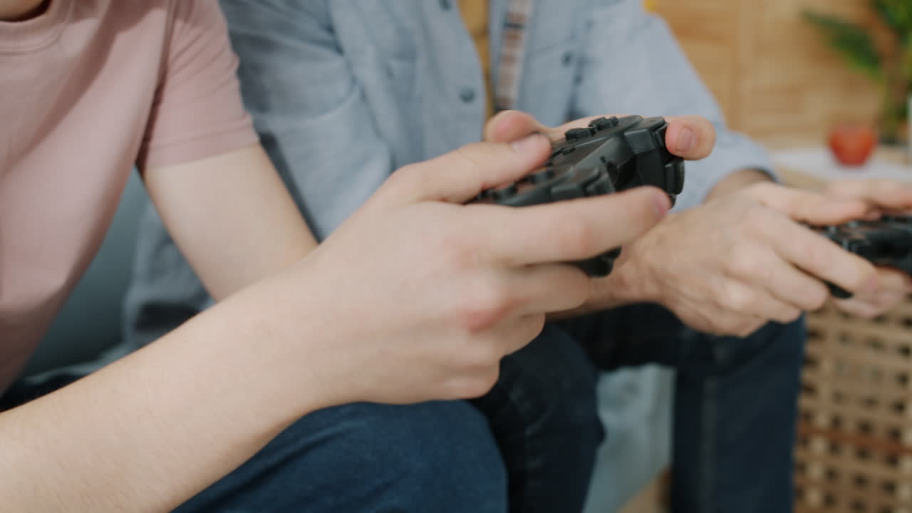 padre e hijo jugando videojuegos juntos