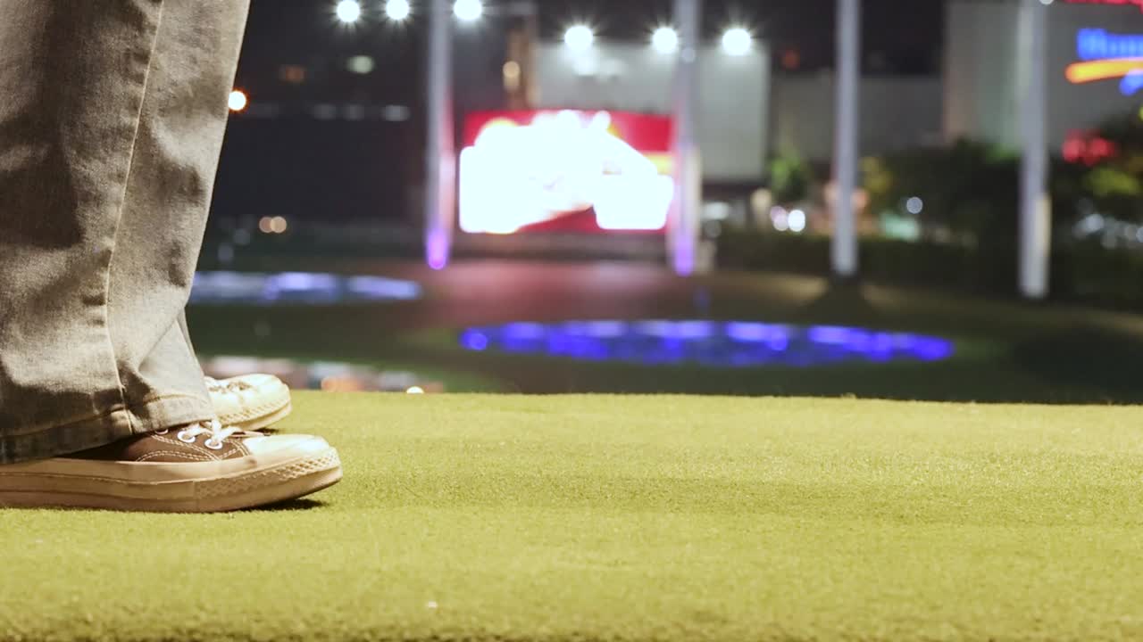 Un divertente incidente durante uno swing di golf a Bangkok.