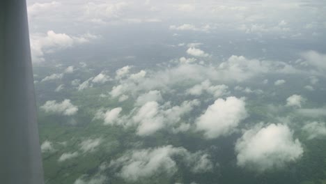vista por encima de las nubes de la costa rica rural con campos abiertos y jungla, vista aérea del avión