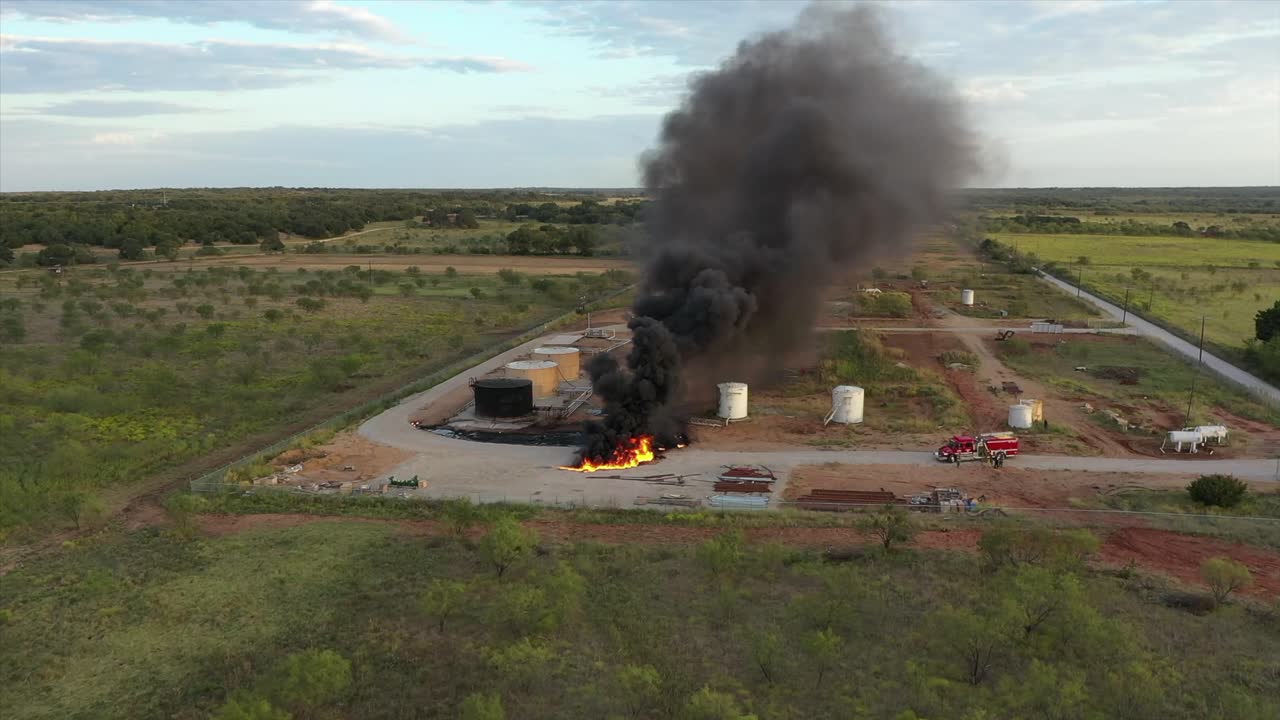incendio en un campo de petróleo en una granja de tanques en el oeste de texas