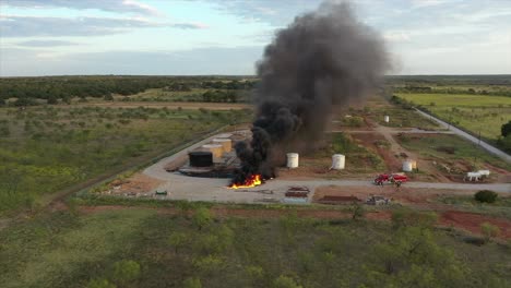 Incendio-En-Un-Campo-De-Petróleo-En-Una-Granja-De-Tanques-En-El-Oeste-De-Texas