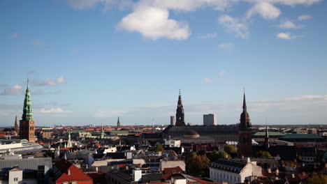 Kopenhagener-Skyline-Zeitraffer-Mit-Turmspitzen-Im-Herbsttageslicht