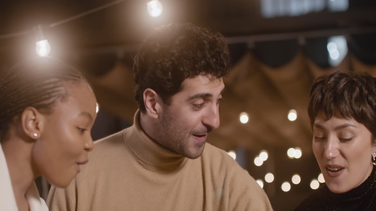 grupo de felices amigos multiétnicos celebrando juntos la cuenta regresiva del año nuevo y brindando con copas de champán 2