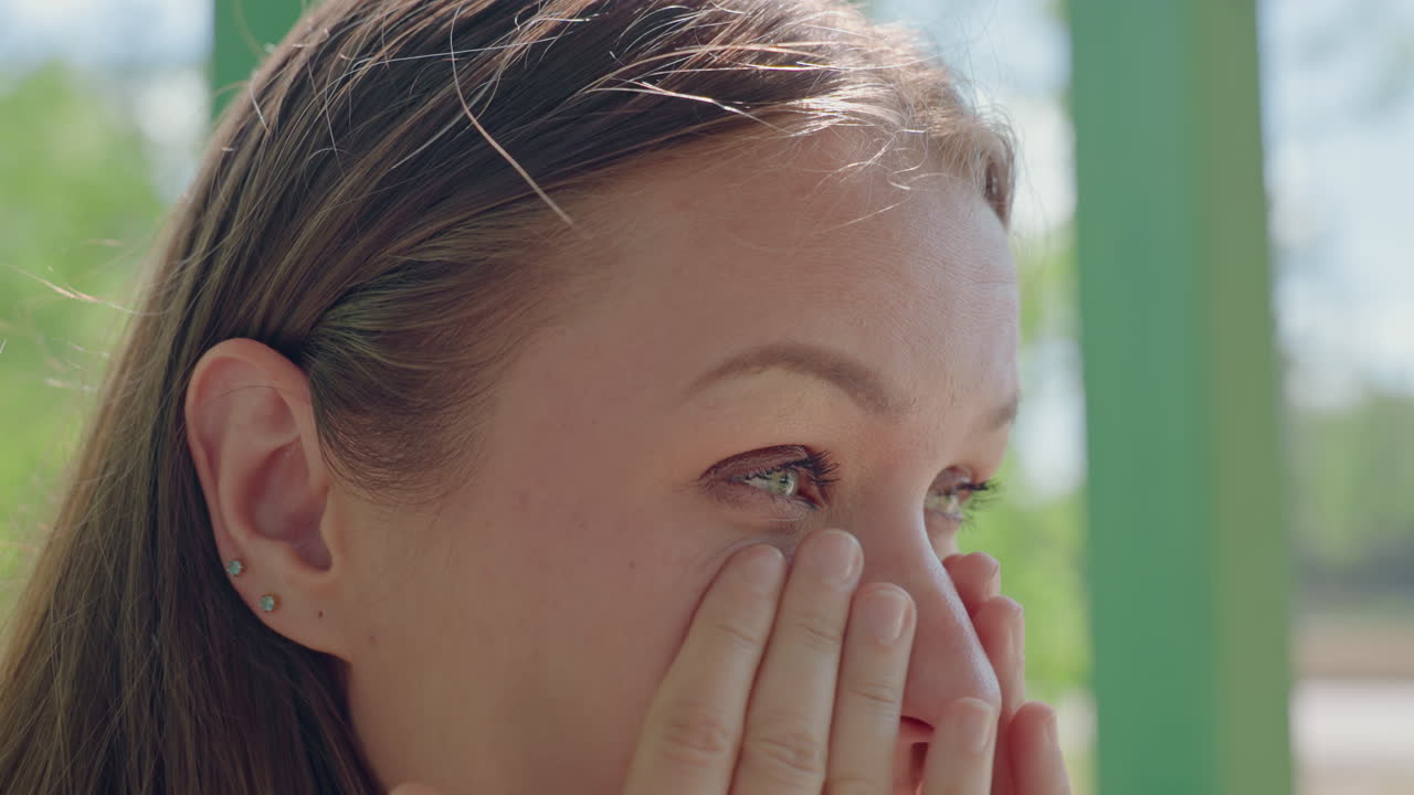 Profesor caucásico masajeándose los ojos en el porche, primer plano de la piel y aplicación de crema bajo la suave luz del sol, fondo verde natural, expresión serena que muestra un sutil alivio y un ritual de bienestar matutino