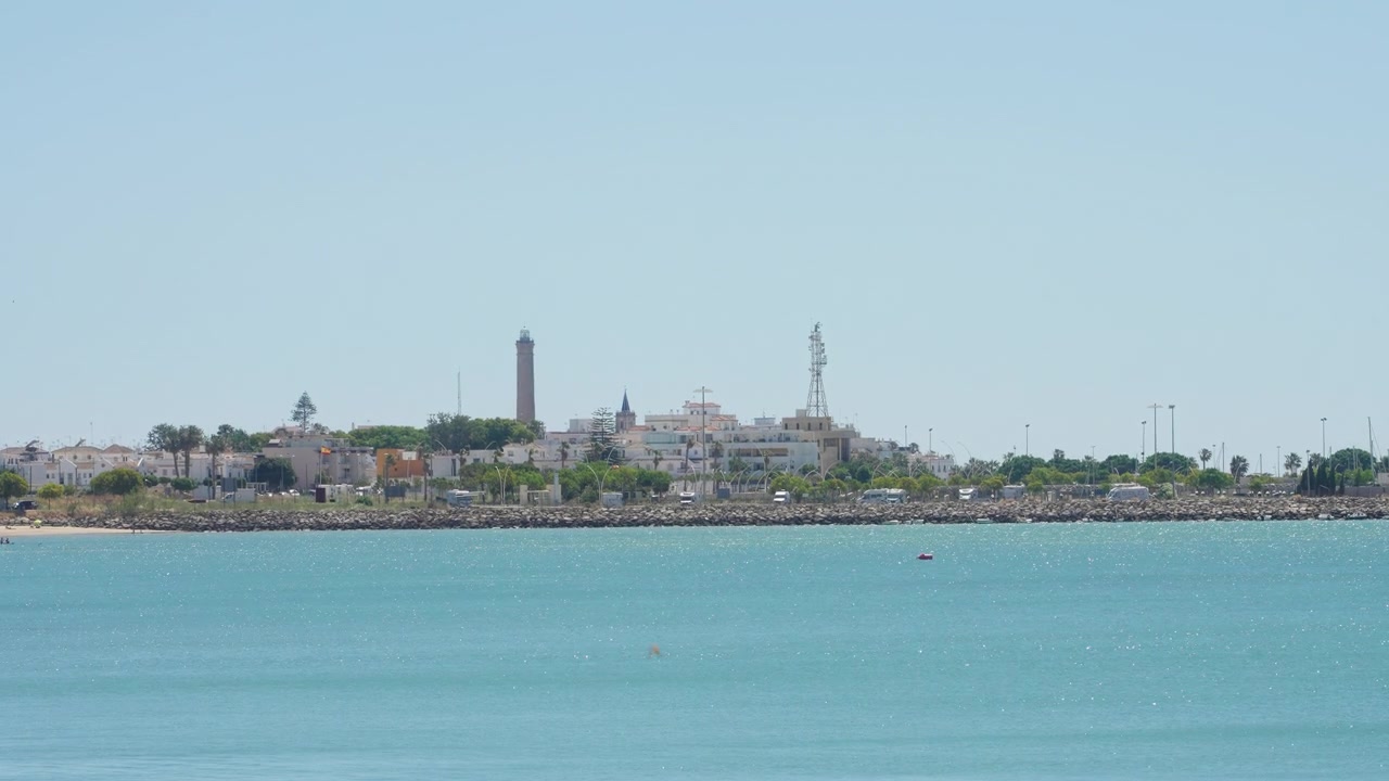 スペイン、カディスのチピオナを背景に、手前には海の波