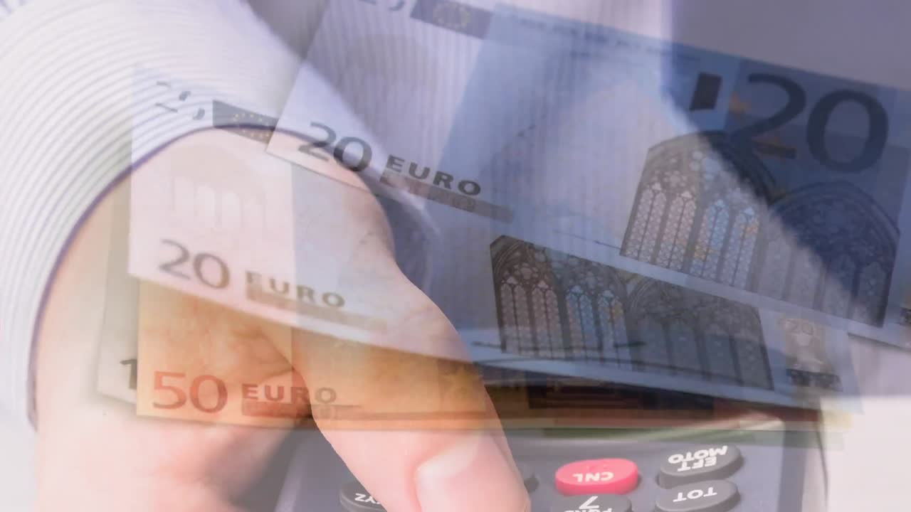 Ödeme terminali tutan beyaz tenli bir adamın elinin üzerinde düşen euro banknotları animasyonu.