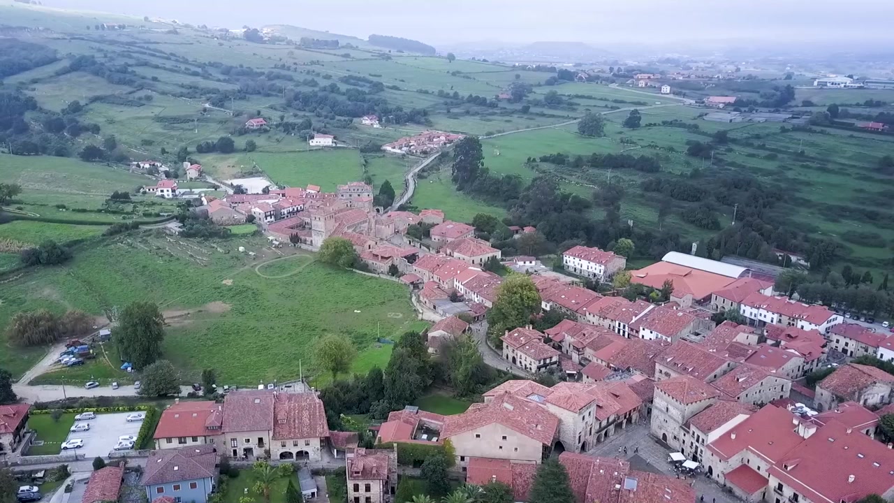 Veduta aerea di Santillana del Mar, borgo medievale situato in Cantabria, Spagna settentrionale. Santillana_4