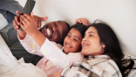 Familie,-Selfie-Oder-Lächeln-Auf-Dem-Bett-Im-Schlafzimmer-Zu-Hause