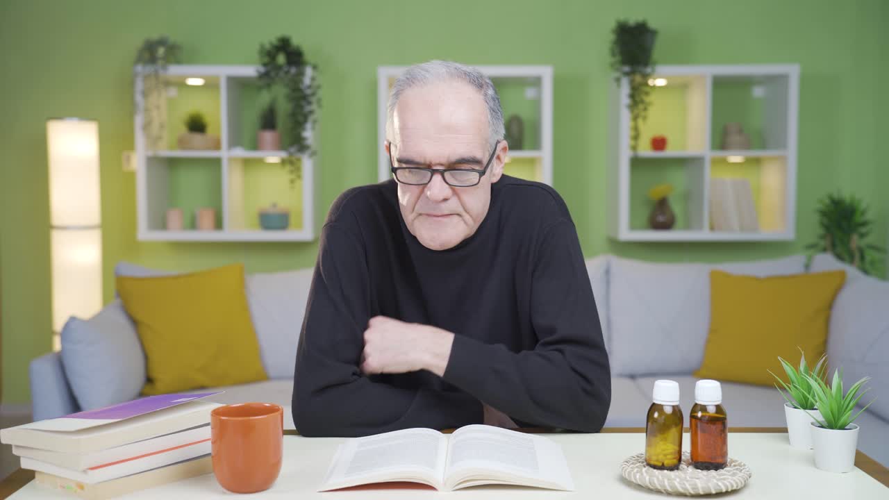 ⁇ 은이는 집에서 책을 읽고 있다.