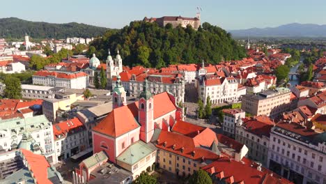 impresionantes imágenes de drones de ljubljana, eslovenia, que muestran el encantador casco antiguo, el castillo medieval y el vibrante centro de la ciudad con sus pintorescas calles y arquitectura única