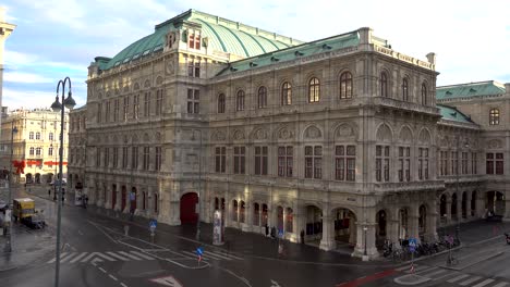 increíble arquitectura en viena, austria - ópera estatal con pocas personas panorama