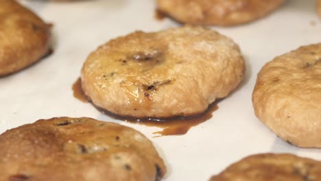 In-Den-Regalen-Liegt-Frisch-Gebackenes-Brot-Zum-Verkauf