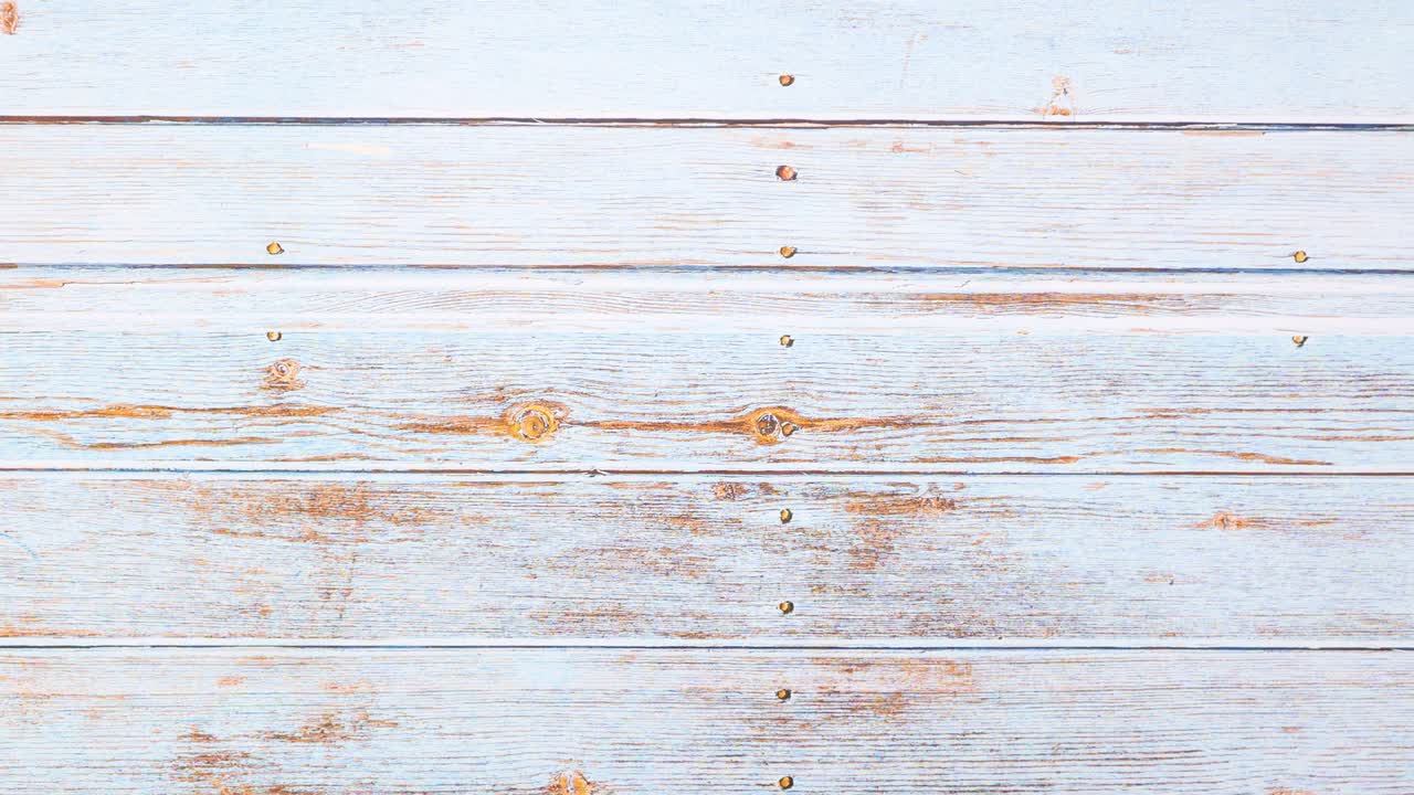 el chocolate sale de la lámina y se rompe en pedazos - detenga el movimiento