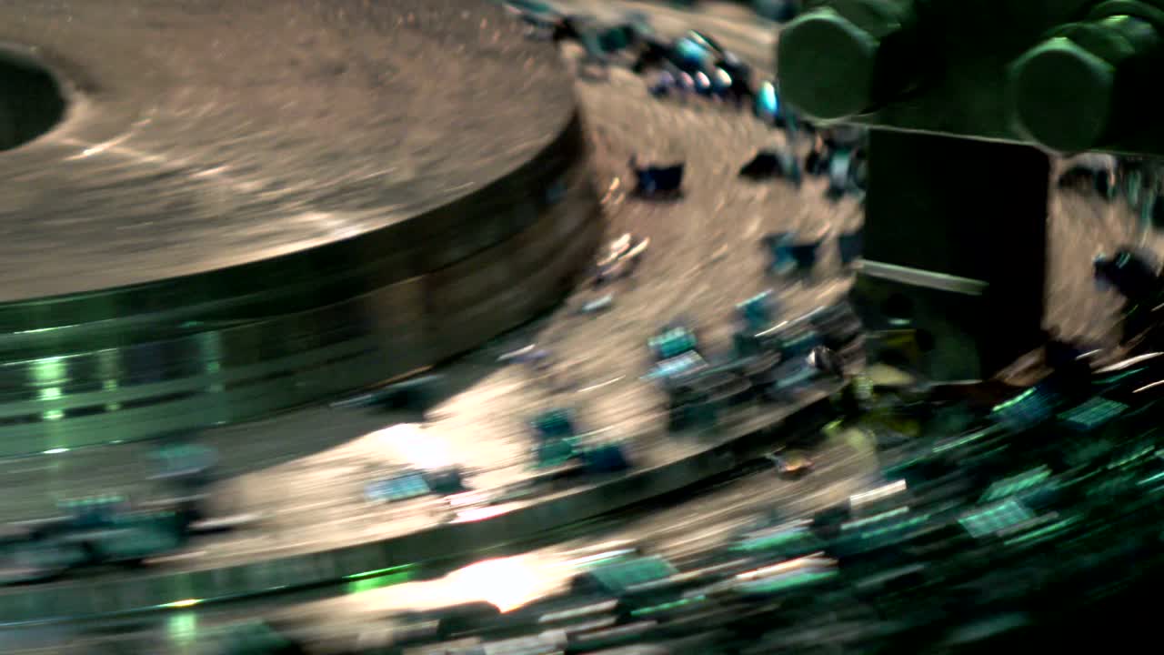 회전 및 굴착 도자기에서 공작품 가공