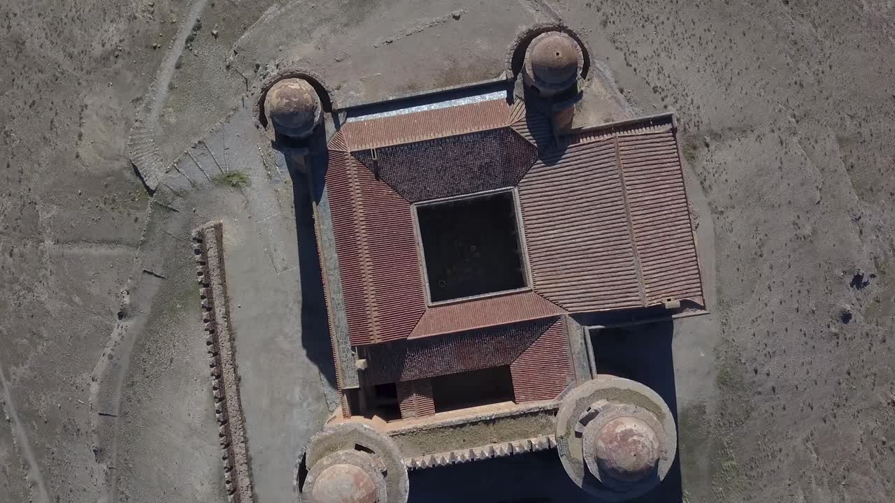toma aérea del castillo de la calahorra en granada, españa