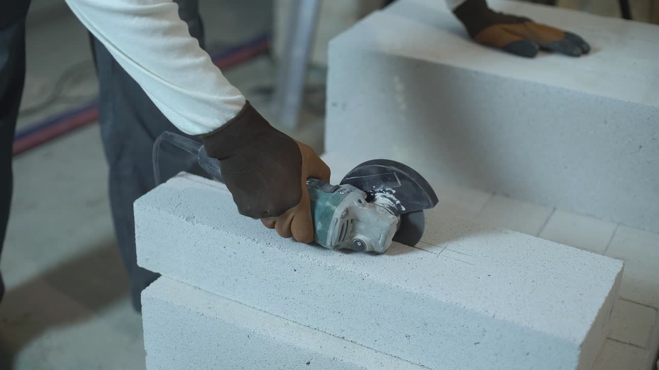 건축가의 손으로 공기 콘크리트 블록을 원형 도자기로 는