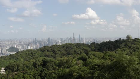 Torres-De-La-Ciudad-Moderna-De-Guangzhou-En-El-Centro-De-La-Ciudad,-Vista-Aérea-De-4k-Desde-Baiyun-Shan