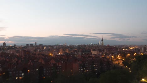 Ein-Skyline-Sonnenuntergang-über-Madrid-Vom-Parque-Cerro-Delío-Pío-Aus