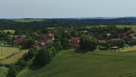 Luftaufnahme-Eines-Tschechischen-Dorfes-Polispsy-In-Der-Nähe-Von-Čestín-Mit-Einem-Feld-Im-Vordergrund