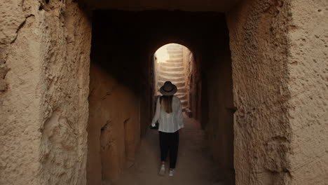 explorando una antigua tumba subterránea