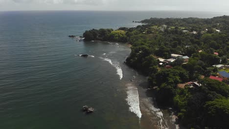 revelando la antena de la costa norte del almacén de pesca de toco en la comunidad pesquera rural de toco, trinidad