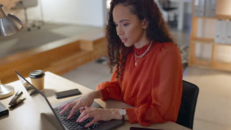 computadora portátil, mecanografía y mujer de negocios en la oficina