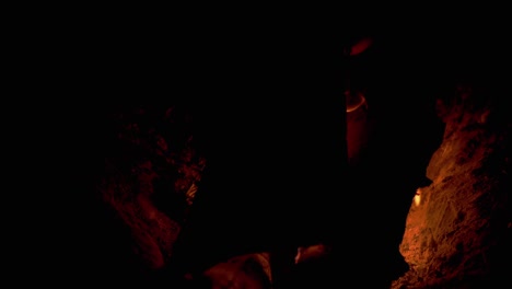 encendiendo con leña seca y papel un fuego nocturno en el bosque. 4k