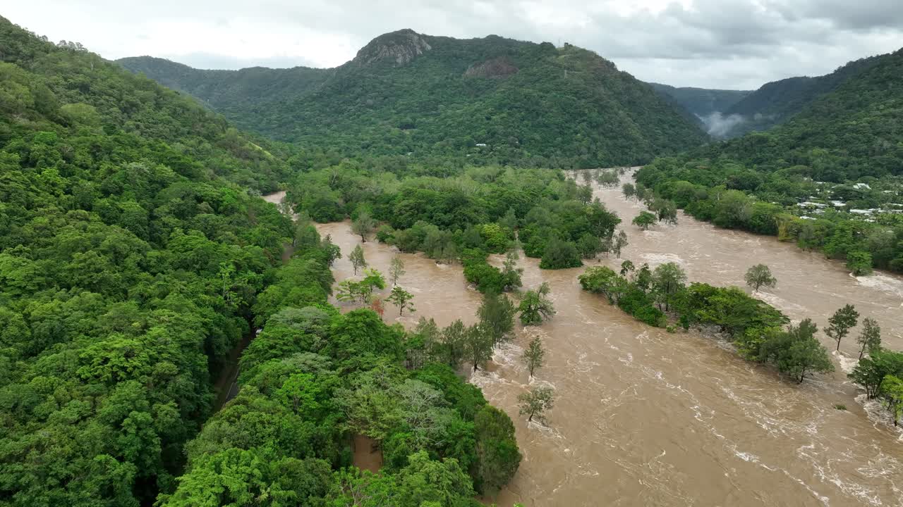 vista de avión no tripulado de las condiciones del río barron después de fuertes lluvias, cairns