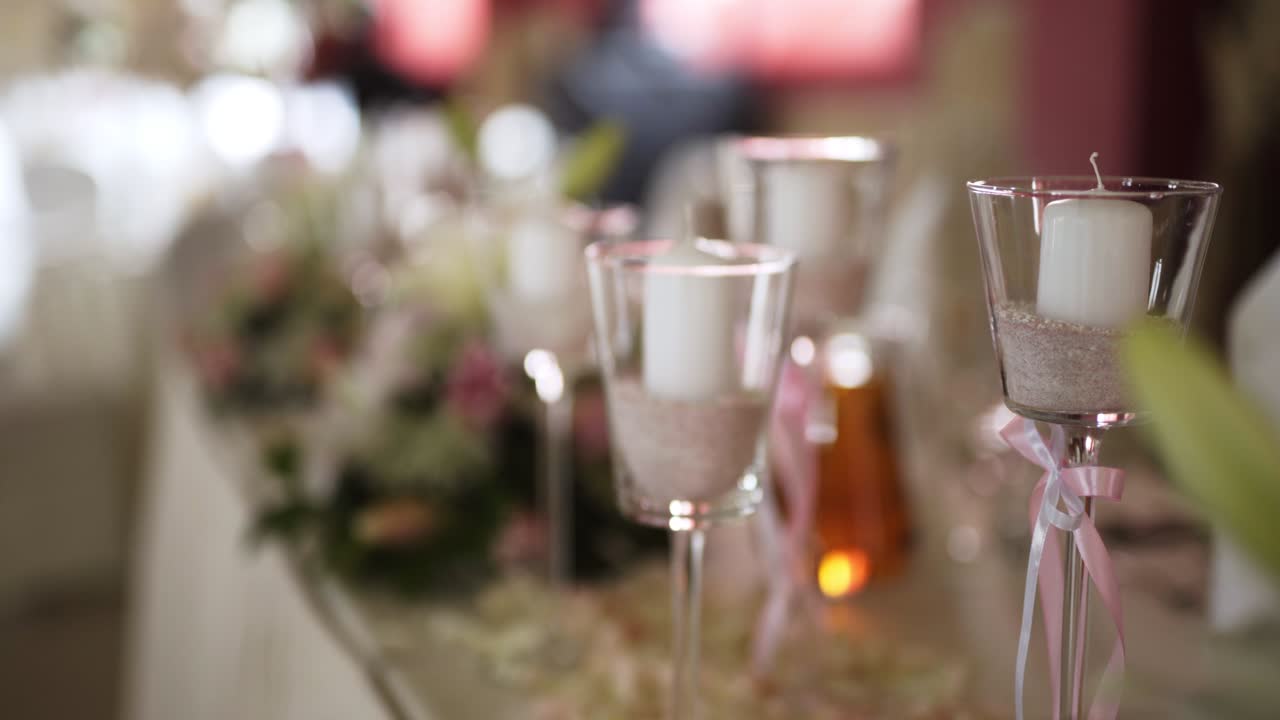 Tavolo decorato per una cena di matrimonio