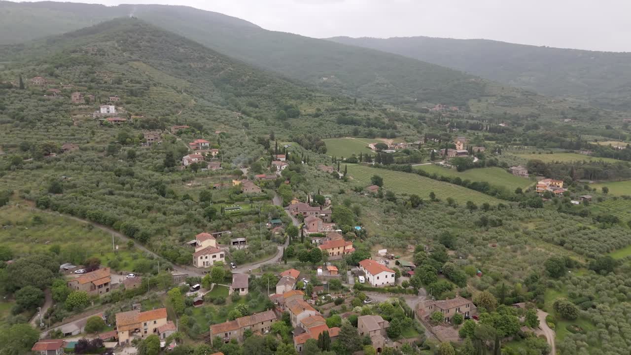 casas en un pueblo rural rodeado de paisajes montañosos cerca de cortona en la toscana, italia