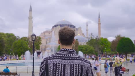 joven mirando a santa sofía.