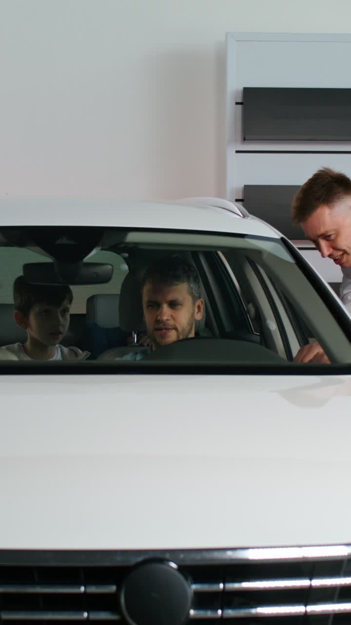 familia probando un coche nuevo en el concesionario