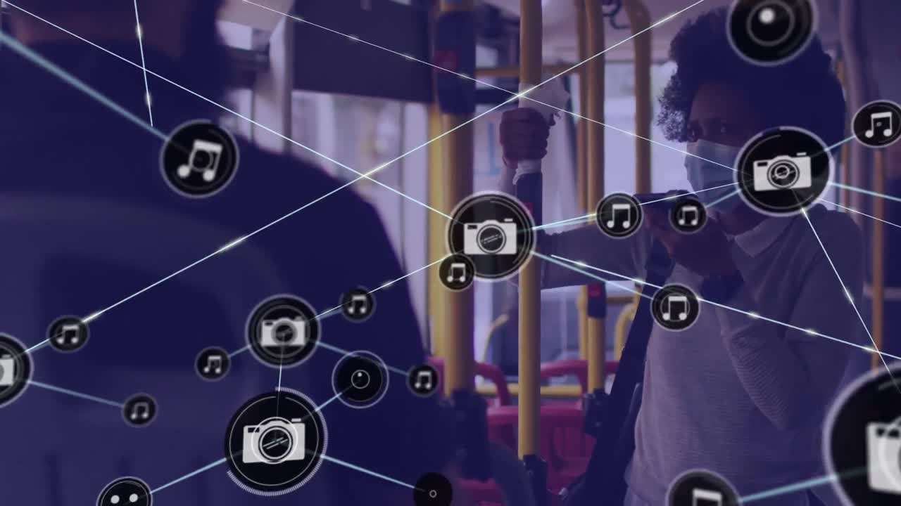 animación de la red de conexiones sobre mujer afroamericana con máscara facial en el autobús