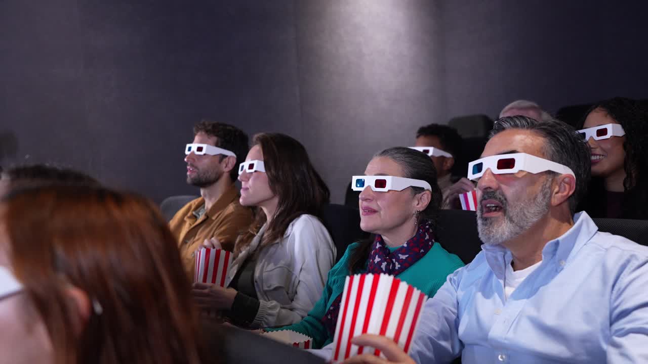 Pubblico che si gode un film con occhiali 3D