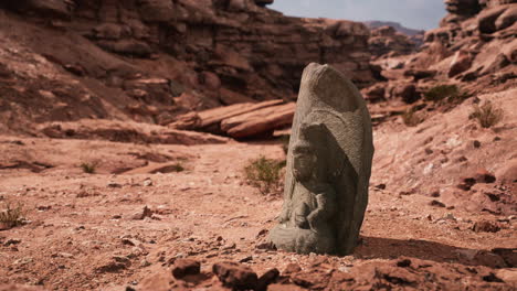 antigua estatua en el desierto de las rocas