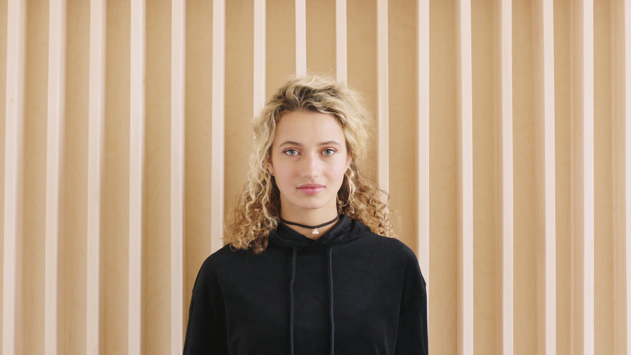 패션, 베이지 벽과 서있는 여성의 얼굴