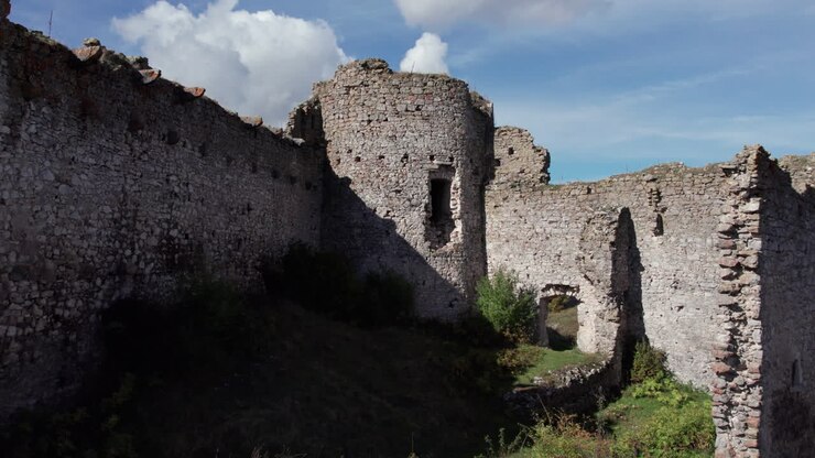 Drone che sorvola l'interno della fortezza di Bjelaj vicino a Bosanski Petrovac, Bosnia ed Erzegovina. Le mura e le torri medievali in pietra rivelano la struttura della fortezza e la sua duratura eredità storica