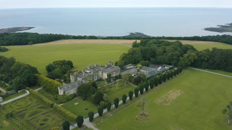 4K-Luftaufnahmen,-Ardgillan-Castle-Ist-Ein-Landhaus-In-Balbriggan,-Dublin,-Irland