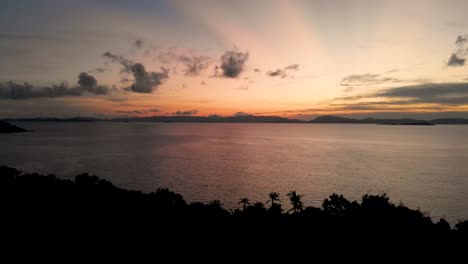 4k-Amanecer-Más-Hermoso,-Drone-Vista-Aérea-Silueta-Paraíso-Tropical-Playa-Puesta-De-Sol,-Indonesia,-Archipiélago-De-Riau