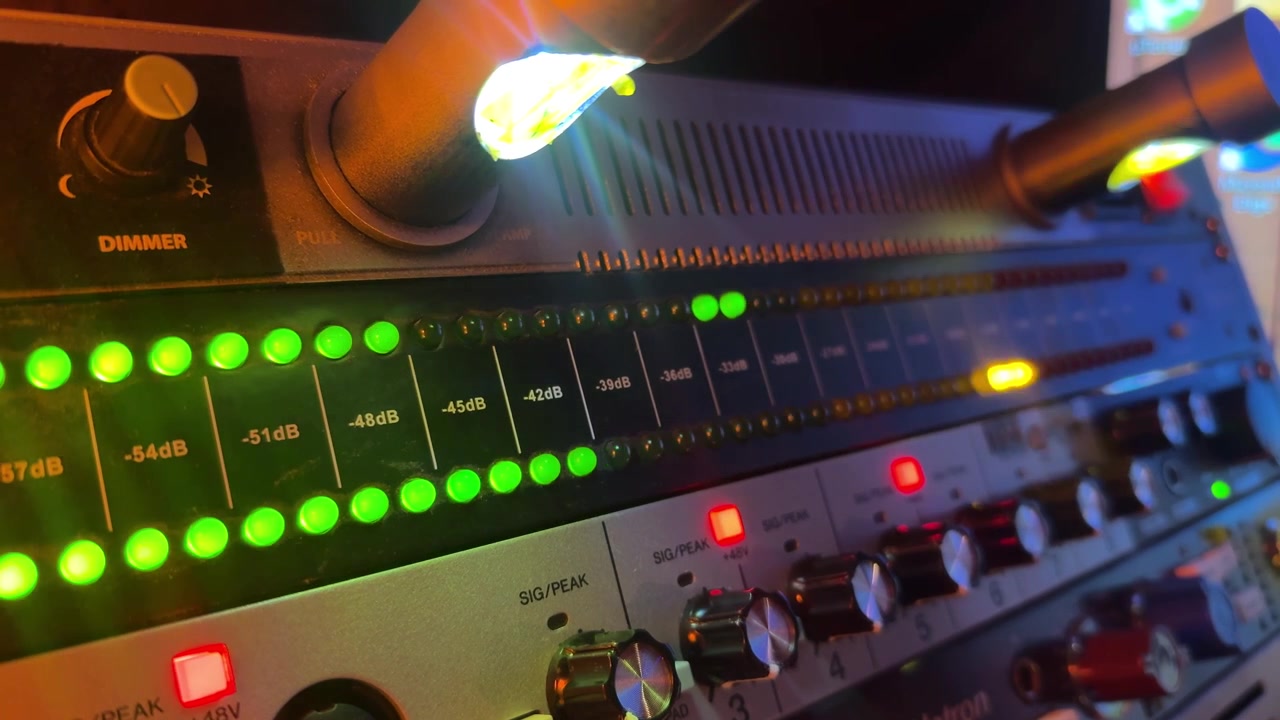 Luci LED lampeggianti di un fonometro audio.