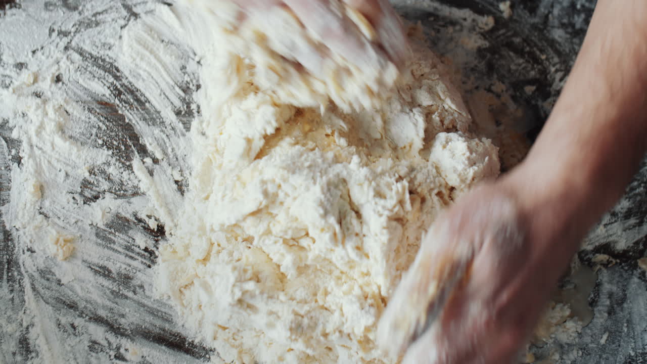 손으로 반죽을 는 것