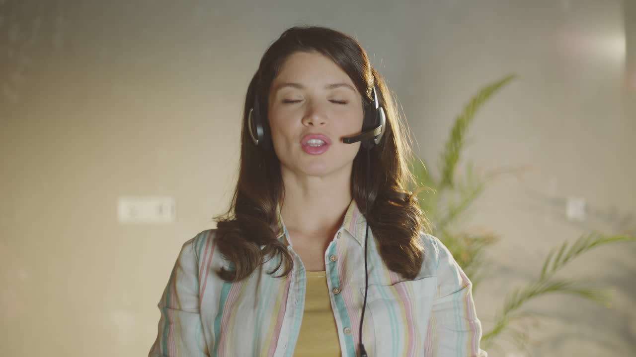 전화 통화 중인 여자