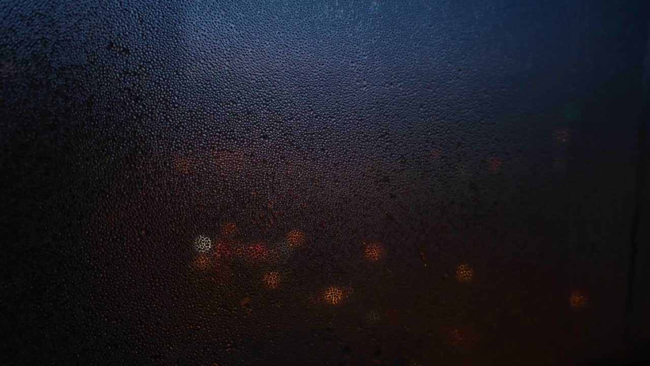 vista nocturna a través de una ventana de niebla