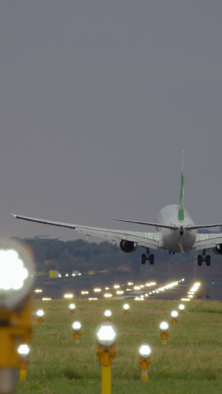 avión aterrizando en la noche