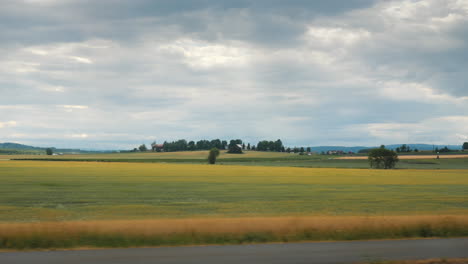 paisagem rural na noruega - da janela você pode ver campos onde pilhas de palha jazem após a colheita