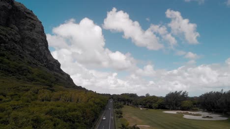 Vista-Aérea-De-Una-Carretera-Al-Lado-Del-Campo-De-Golf