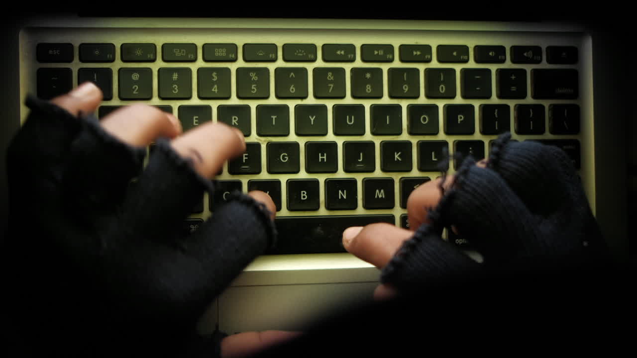 el hacker está escribiendo en la computadora portátil.