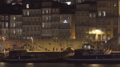 Ciudad-De-Porto-Vista-Panorámica-Del-Distrito-De-Ribeira-En-Porto-Portugal-Por-La-Noche-La-Gente-Camina