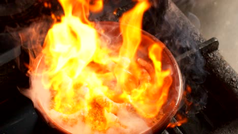 Garnelen-In-Der-Pfanne-Mit-Flamme-Kochen